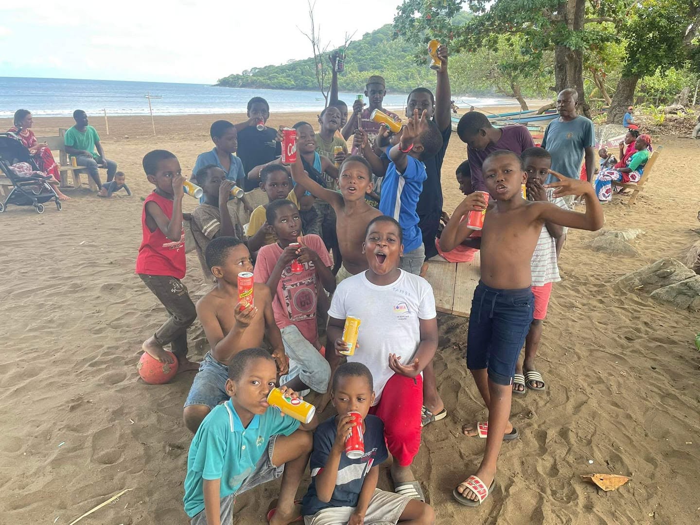 Des familles et des enfants rassemblés sur la plage
