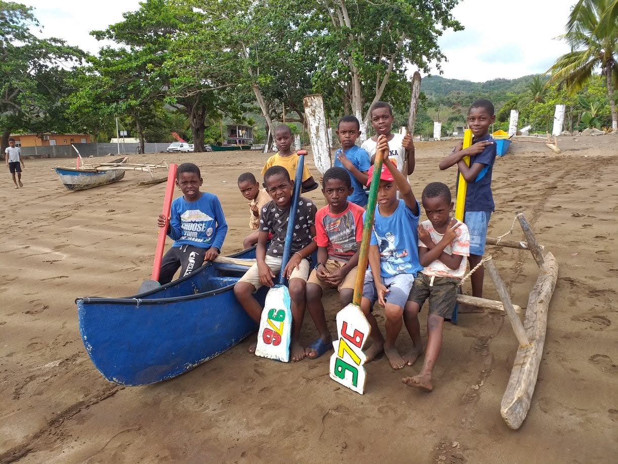 Des jeunes de Mbouini réunis autour d’une laka